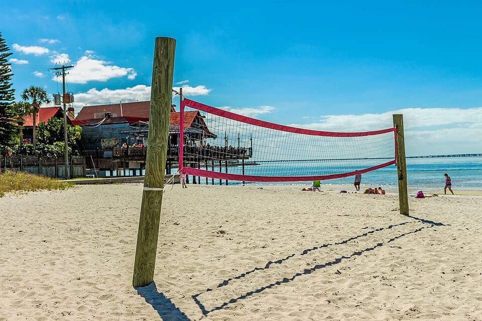 Vôlei de praia x vôlei de quadra: quais as diferenças? - Minha Vida